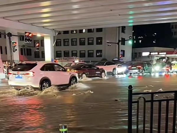 爱体育下载中山北路普善路路口地下水管爆裂 周边道路一度积水严重(图1)