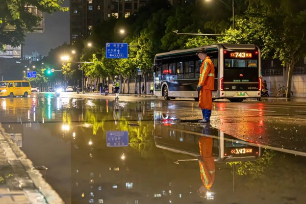 爱体育下载中山北路普善路路口地下水管爆裂 周边道路一度积水严重(图2)