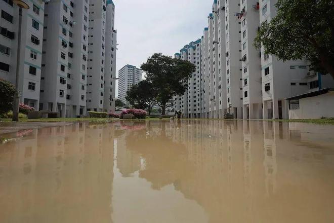 新加坡此地水管爆裂发大水瞬时成泽国出行受阻地陷风险要小心(图2)