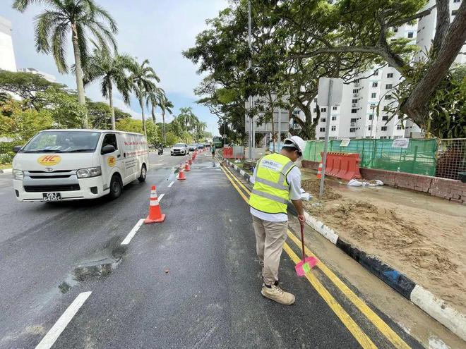 新加坡此地水管爆裂发大水瞬时成泽国出行受阻地陷风险要小心(图13)