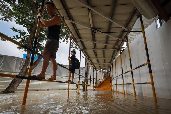 新加坡此地水管爆裂发大水瞬时成泽国出行受阻地陷风险要小心(图4)