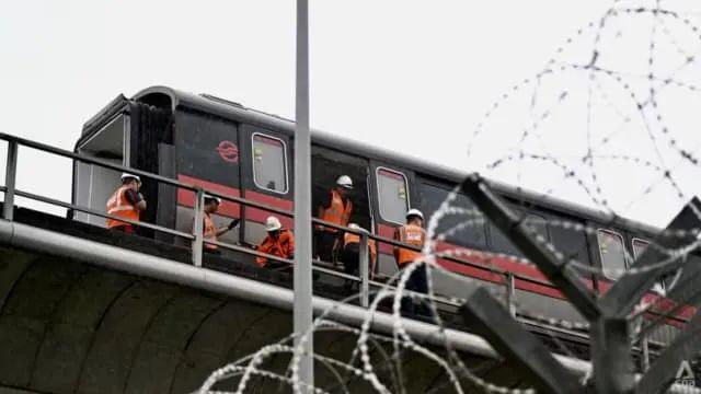 新加坡此地水管爆裂发大水瞬时成泽国出行受阻地陷风险要小心(图17)